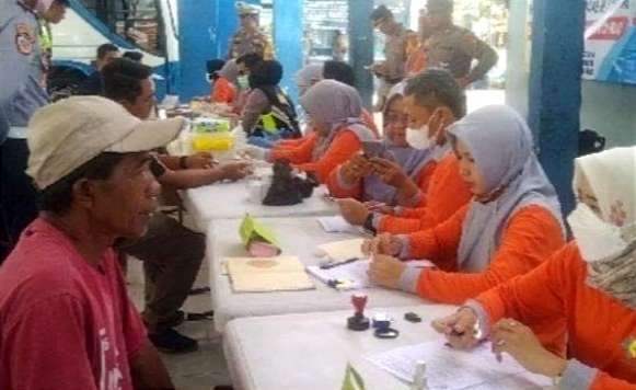 Tim medis Dinkes dan Dokkes Polres Situbondo melakukan tes urine dan pemeriksaan kesehatan para sopir bus mendekati arus mudik Lebaran 2024.(Foto:Guido/Ngopibareng.id)