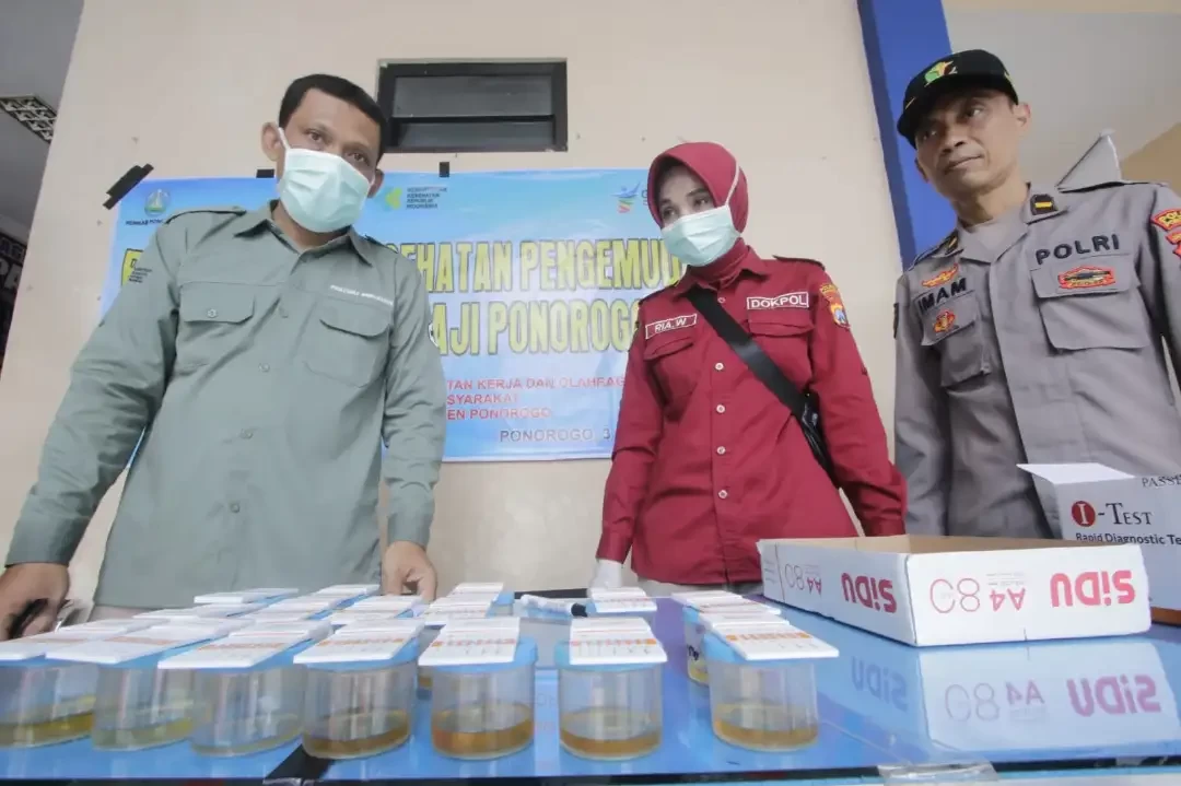 Petugas melakukan tes urine kepada kru perusahaan otobus (PO) yang masuk dan keluar Terminal Tipe A Seloaji Ponorogo, Rabu 3 April 2024. (Foto: kominfo ponorogo)