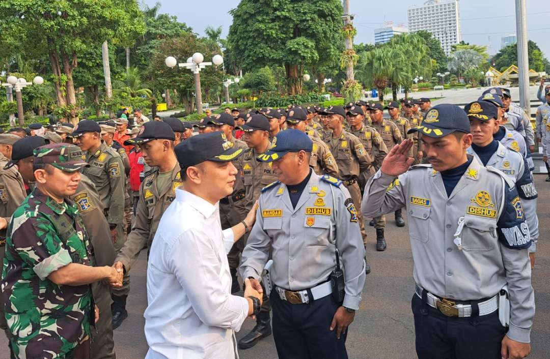 Walikota Surabaya, Eri Cahyadi saat memimpin apel pengamanan Hari Raya Idul Fitri. (Foto: Pita Sari/Ngopibareng.id)