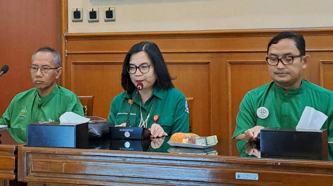 Dirut RSUD Dr Soetomo, Prof dokter Cita Rosita saat melakukan konferensi pers terkait kesiagaan di libur Lebaran. (Foto: Pita Sari/Ngopibareng.id)