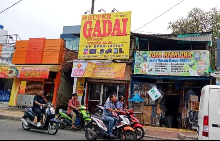 Pegadaian swasata menjadi solusi meskipun bunga pinjaman cukup tinggi. (Foto: Asmanu Sudarso,/Ngopibareng.id)
