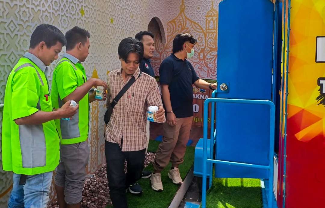 Kru bus di Terminal Purabaya saat tes urine (foto :Aini/Ngopibareng.id)