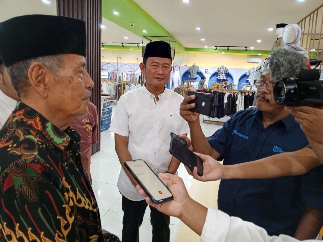 Pimpinan Ponpes Sunan Drajat KH Abdul Ghofur dan Bupati Lamongan Yuhronur Efendi (putih) saat diwawancarai wartawan. (Foto: Imron Rosidi/Ngopibareng.id)