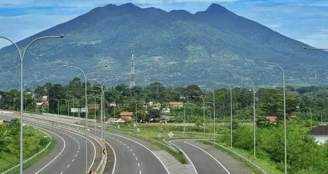 Pemandangan Gunung Salak, Jawa Barat, terlihat dari Tol Bocimi. (Foto: Istimewa)