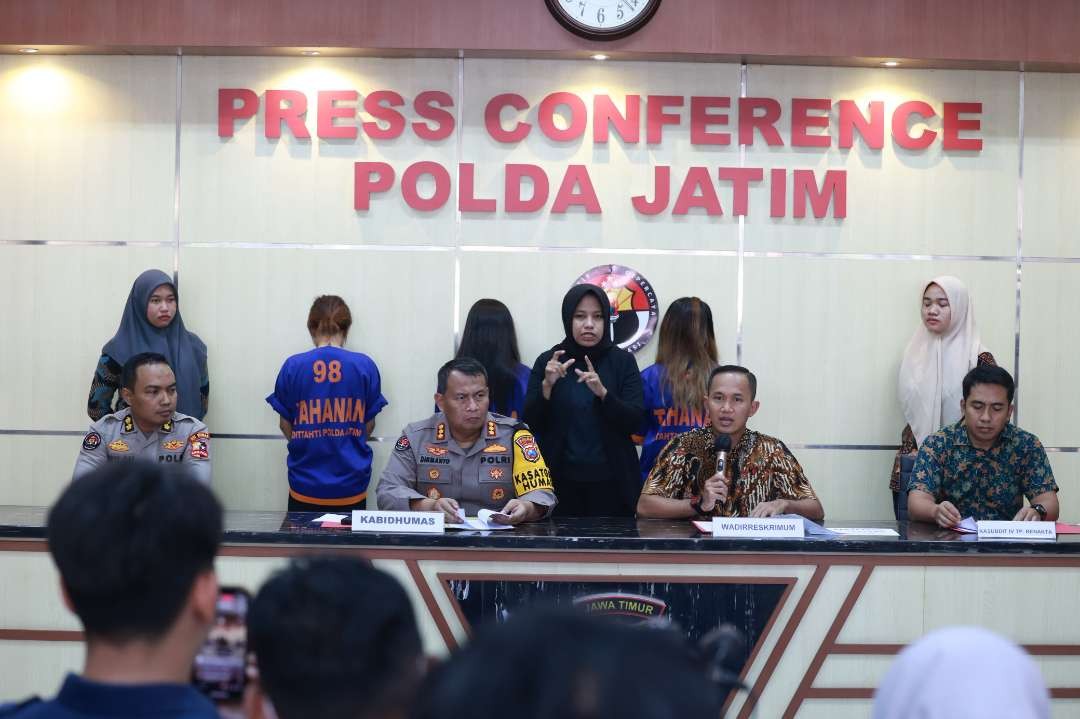 Tiga tersangka yang ditetapkan sebagai tersangka oleh Polda Jawa Timur.