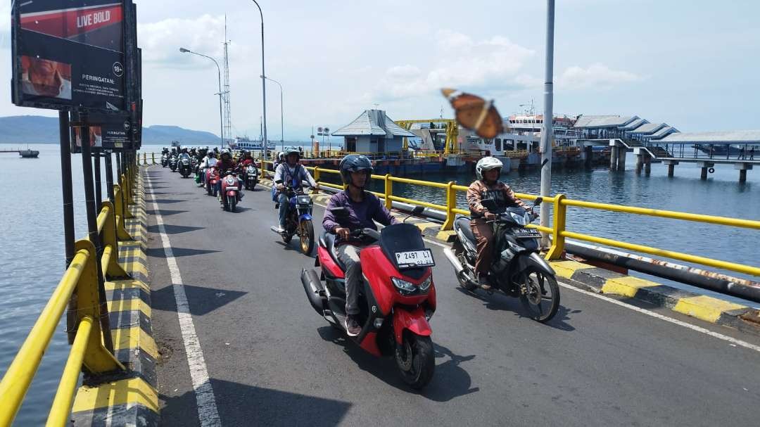 Para pemudik dari Bali turun dari Kapal di Dermaga MB 1 Pelabuhan Ketapang, Banyuwangi (Foto: Muh Hujaini/Ngopibareng.id)