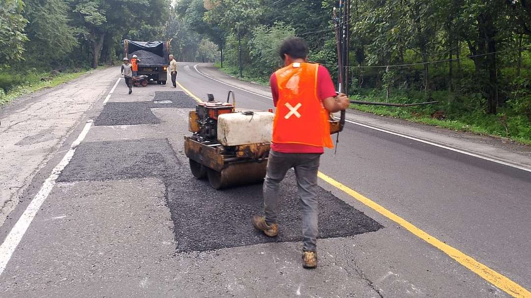 Penambalan jalan oleh tim sapu lubang BBPJN Jatim Bali di wilayah Baluran pada 2 April 2024 lalu (foto: istimewa)