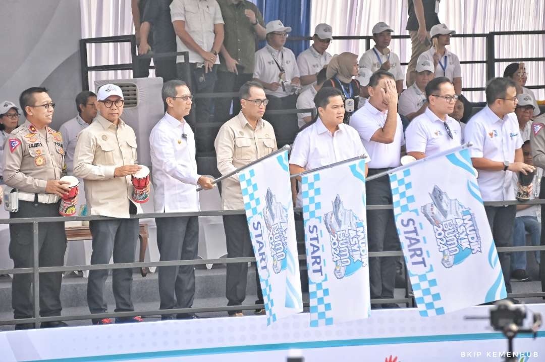 Menteri BUMN Erick Thohir dan Menteri Perhubungan Budi Karya Sumadi saat acara Flag Off Mudik Asyik Bersama BUMN 2024 di Lapangan Silang Monas, Jakarta, Jumat 5 April 2024.(Foto: dok. Kementerian perhubungan)