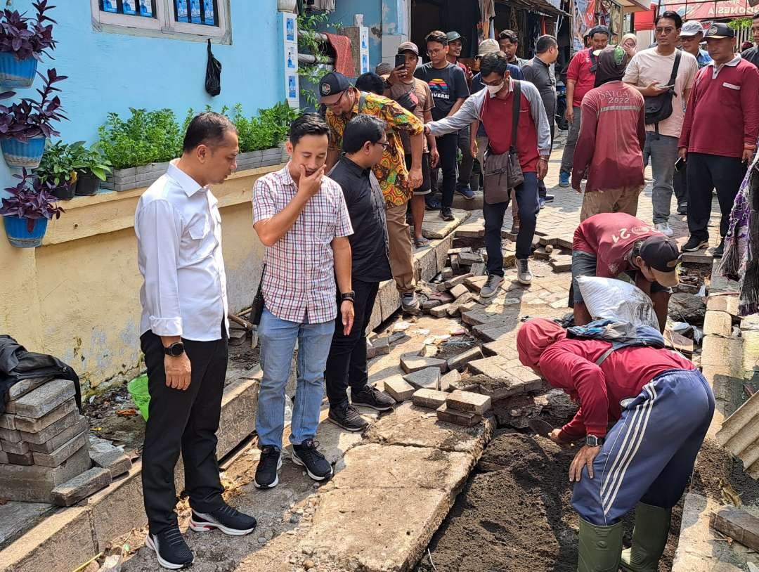 Walikota Surabaya saat meninjau kawasan Dukuh Kupang yang diterjang banjir Jumat dini hari 5 April 2024. (Foto: Pita Sari/Ngopibareng.id)