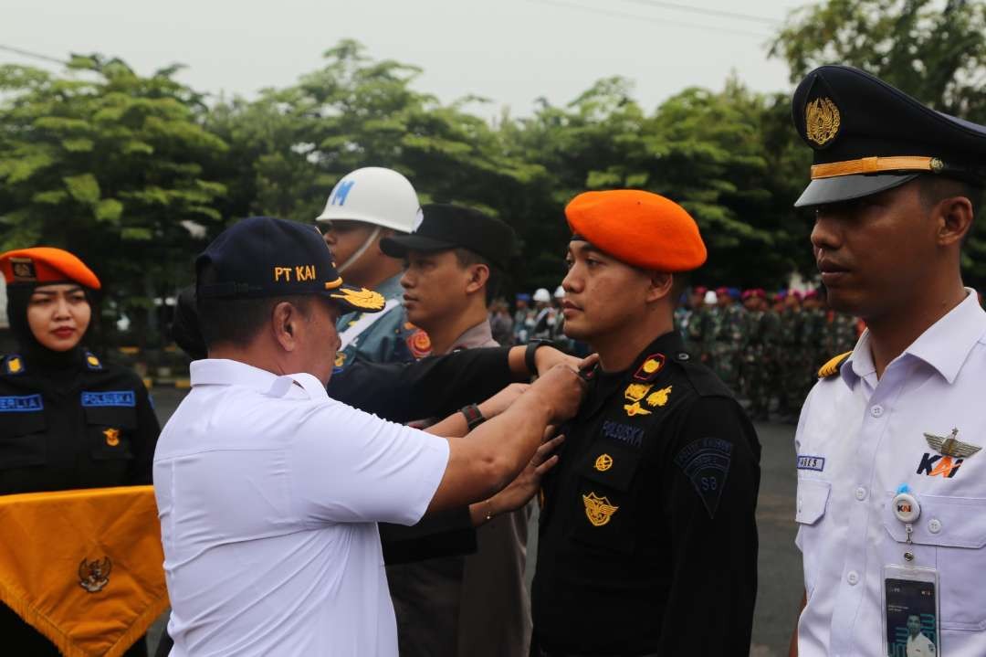 Potret "Apel Gelar Pasukan Angkutan Lebaran 2024", yang dipimpin Executive Vice President (EVP) KAI Daop 8 Surabaya Wisnu Pramudyo di halaman kantor Daop 8 Surabaya, Jumat 5 April 2024. (Foto: Humas KAI Daop 8)