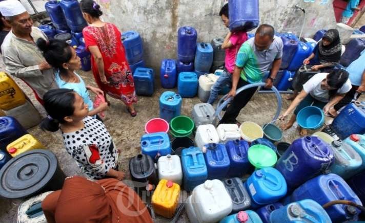 Antre air bersih warga Jakarta di 84 kelurahan tidak mendapat pasokan air bersih. (Foto: Istimewa) 84