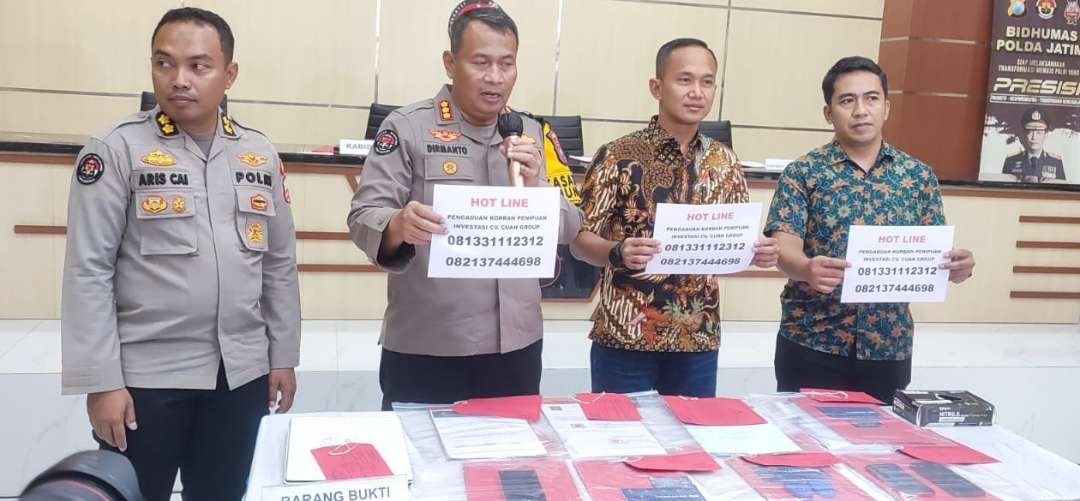 Kabid Humas Polda Jatim, Kombes Pol Dirmanto Bersama Wadirkrimum Polda Jatim AKBP Pitter Yanottama dan jajaran menunjukkan barang bukti kasus penipuan dan penggelapan yang dilakukan tiga orang selebgram di Mapolda Jatim, Surabaya, Jumat 5 April 2024. (Foto: fariz Yarbo/ngopibareng.id)