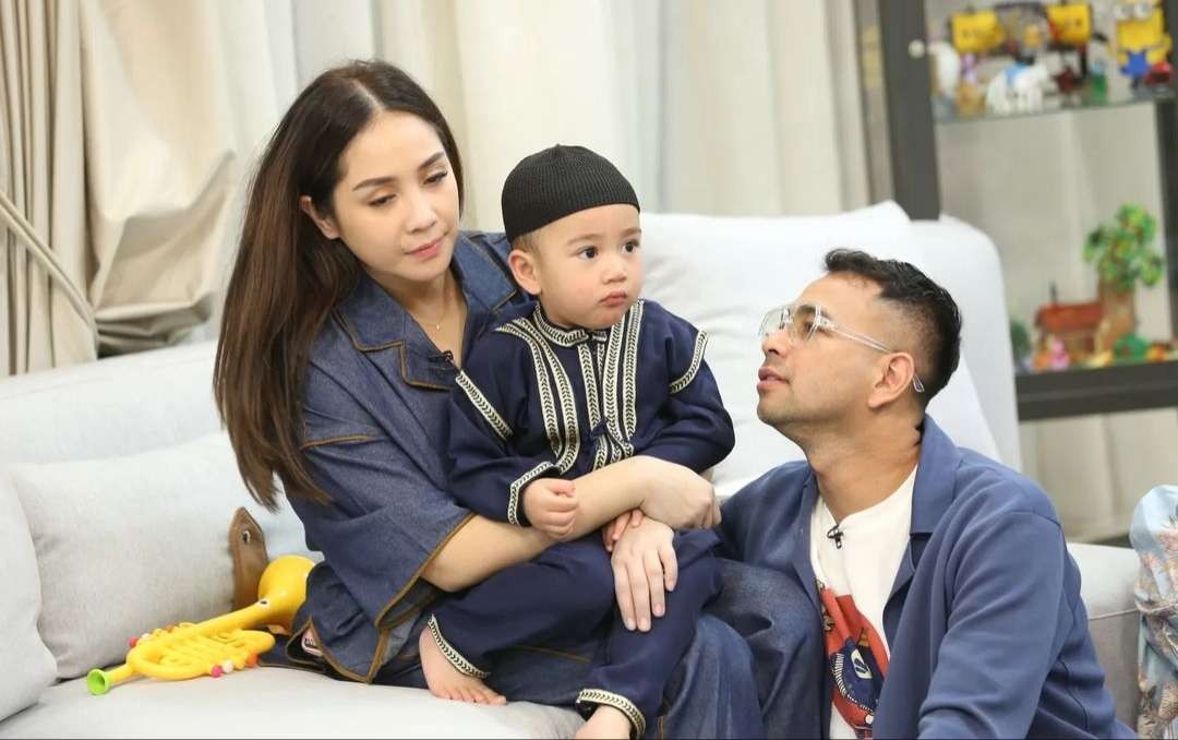 Penampilan Rayyanza Malik Ahmad alias Cipung di SahuRans bersama orangtuanya, Raffi Ahmad dan Nagita Slavina. (Foto: Instagram @sahurdinet)