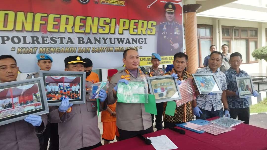 Kapolresta Banyuwangi Kombespol Nanang Haryono menunjukkan barang bukti yang diamankan (Foto: Muh Hujaini/Ngopibareng.id)