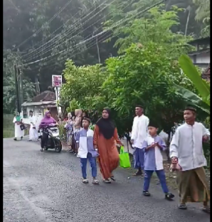 Jamaah Masjid Aolia  di Kelurahan Giriharjo, Kecamatan Kapenewon Panggang Gunungkidul Yogyakarta. Warga melaksanakan sholat Idulfitri hari Jumat 5 April 2024. (Tangkapan layar @merapi_uncover)