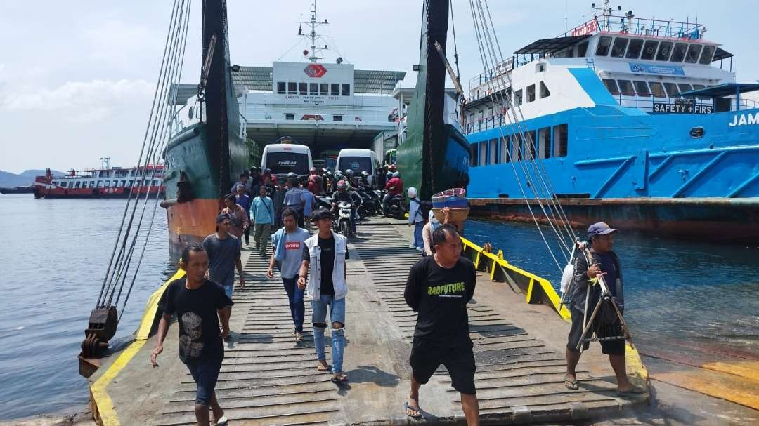 Penumpang keluar dari Kapal di dermaga Bulusan pelabuhan Ketapang (foto: Muh Hujaini/Ngopibareng.id)