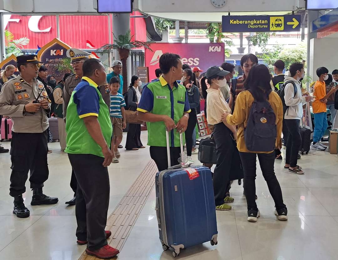 Porter Stasiun Gubeng Surabaya yang mendapat berkah saat musim mudik Lebaran. (Foto: Pita Sari/Ngopibareng.id)