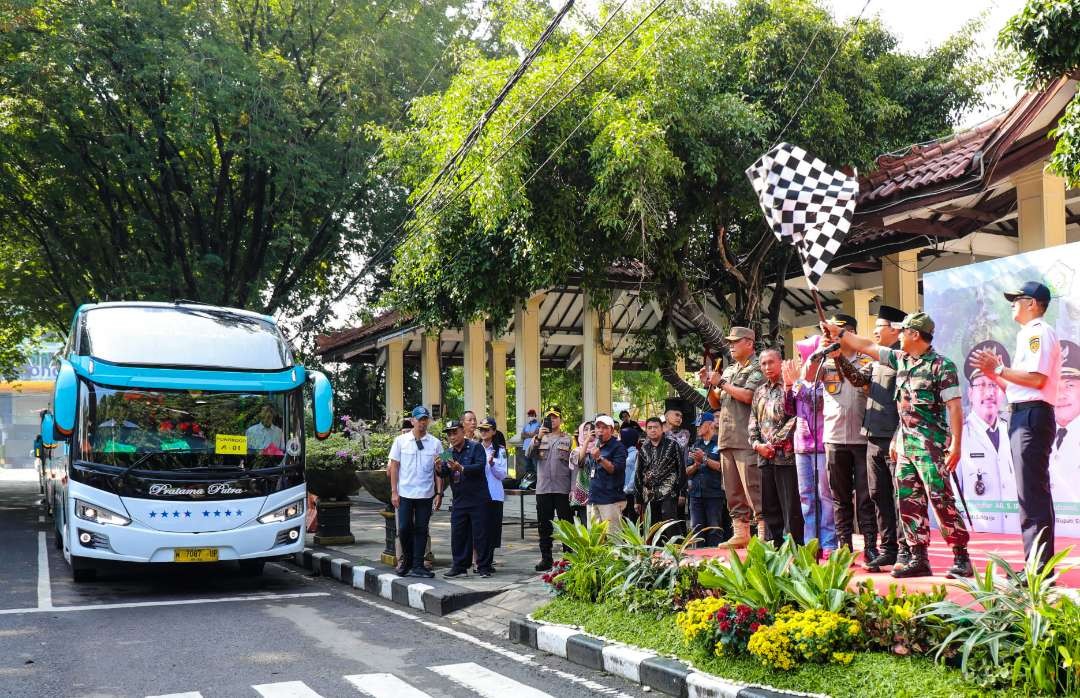 Pelepasan bus mudik gratis oleh Bupati Sidoarjo (foto :Aini l/Ngopibareng.id)