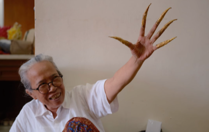 Cok Sawitri memeragakan gerak jemari Tari Bali. (Foto: Instagram @Cok Sawitri)