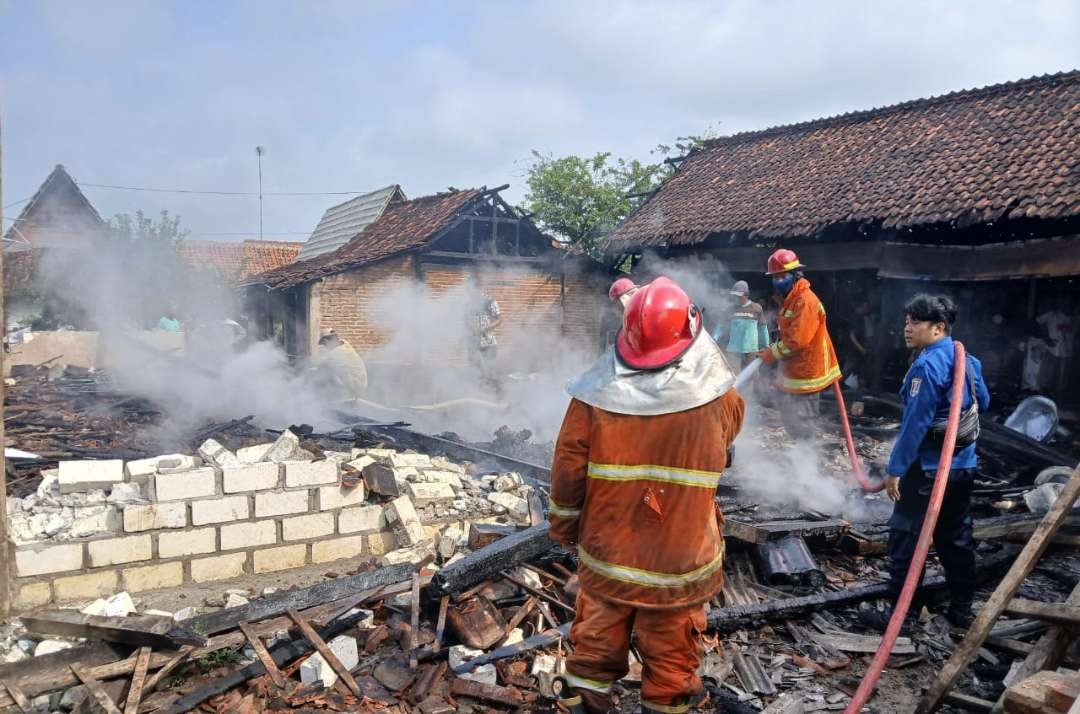 Petugas Pemadam Kebakaran melakukan upaya pemadaman api (Foto: dok. Polsek Jatirogo)