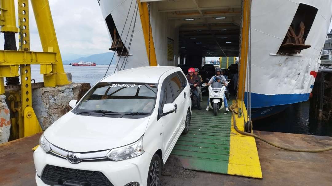 Sejumlah pemudik dari Bali turun dari kapal penyeberangan di Dermaga MB I Pelabuhan Ketapang Banyuwangi. (Foto: Muh Hujaini/Ngopibareng.id)