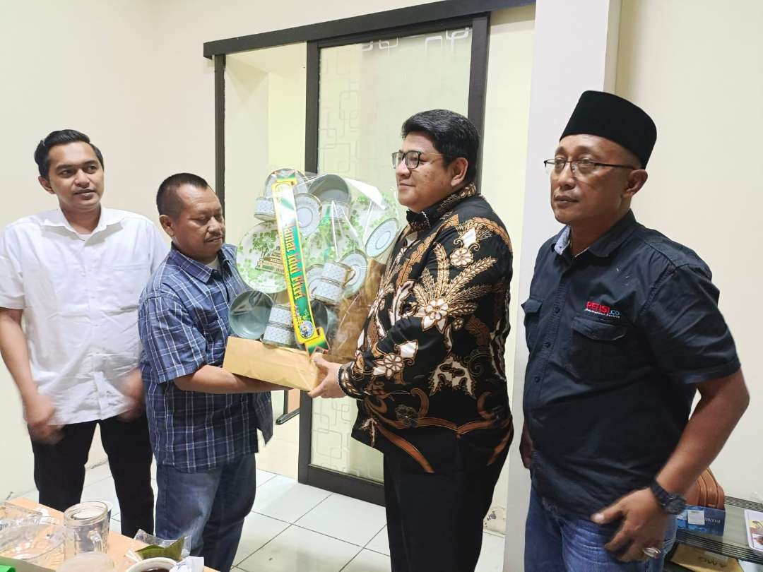 Suasana penuh keakraban pejabat Imigrasi Tanjung Perak dengan pengurus PWI Jatim. (Foto: PWI Jatim)