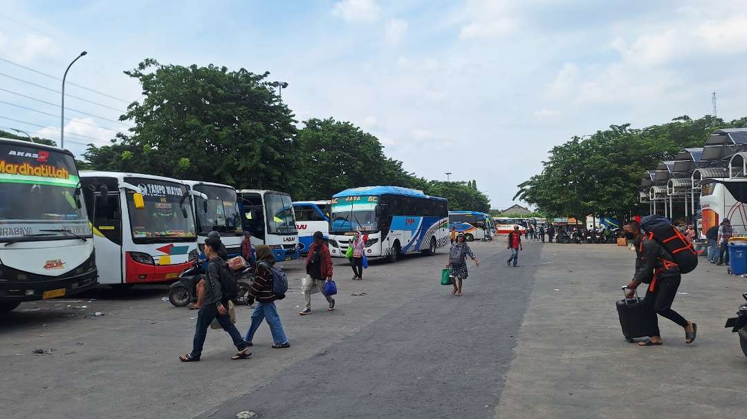 Suasana di jalur keberangkatan Antar Kota Antar Provinsi (AKAP), Terminal Tipe A Purabaya, Sidoarjo, empat hari jelang hari raya Idulfitri 1445 Hijriah, Sabtu 6 April 2024. (Foto: Julianus Palermo/Ngopibareng.id)