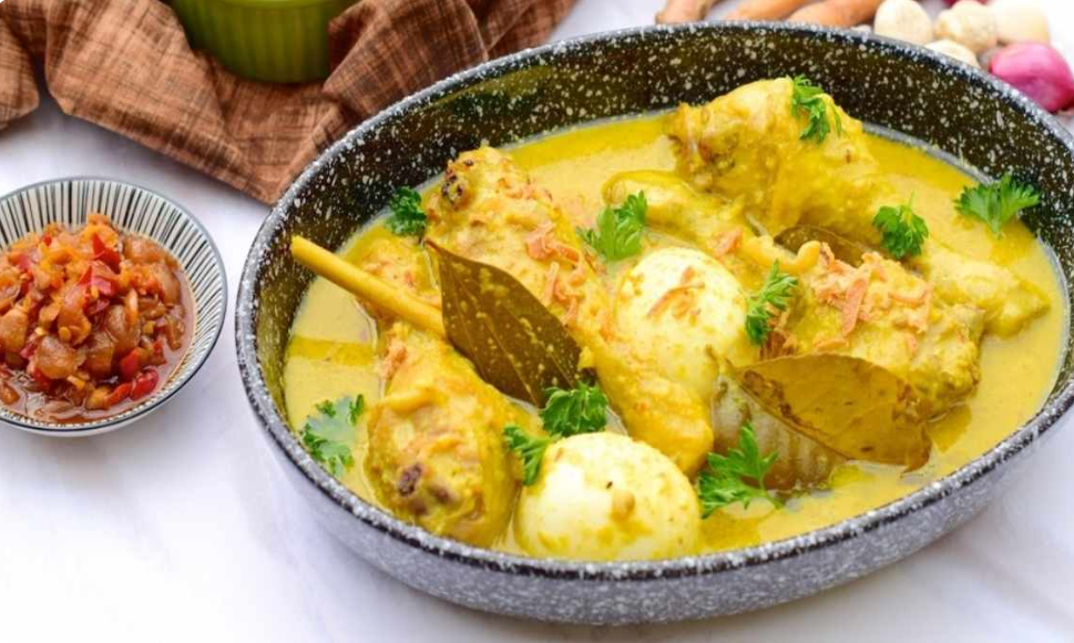 Opor ayam sering disajikan bersama ketupat dan lontong di hari lebaran. Makanan ini dipengaruhi budaya Arab dan India. (Foto: Tokopedia)