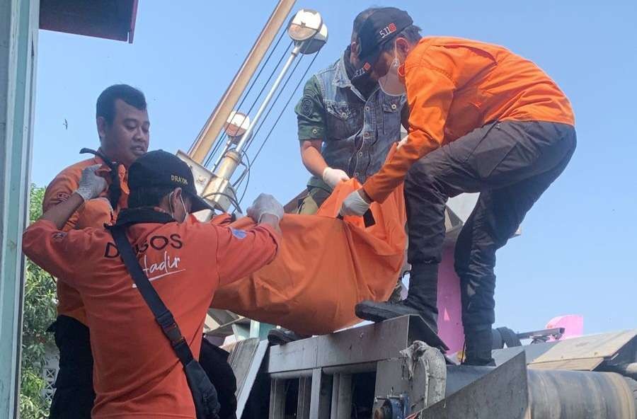 Petugas BPBD Kota Surabaya saat melakukan proses identifikasi jenazah yang tersangkut di Rumah Pompa. (Foto: Dok BPBD)