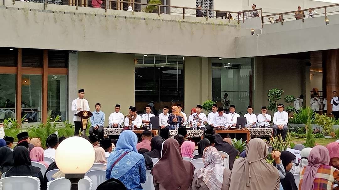 Bupati Tuban,Aditya Halindra Faridzky memberikan sambutan dalam acara santunan yatim piatu dan soft opening Tuban Abirama (Khoirul Huda/Ngopibareng.id)