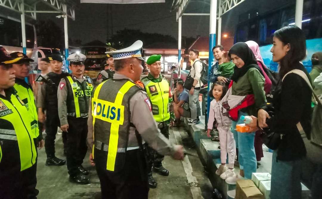 Polisi di Sidoarjo saat berikan himbauan kepada pemudik (Foto : Aini/Ngopibareng.id)