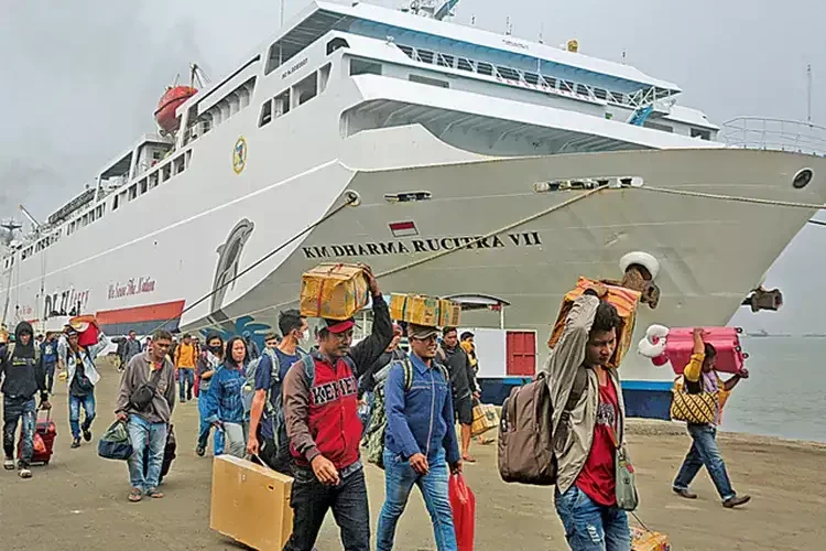 Aktivitas mudik di Pelabuhan Tanjung Perak terus berlangsung. Otoritas pelabuhan memprediksi akan terjadi puncak arus mudik susulan pada H-1 Lebaran. (Foto: Ant)