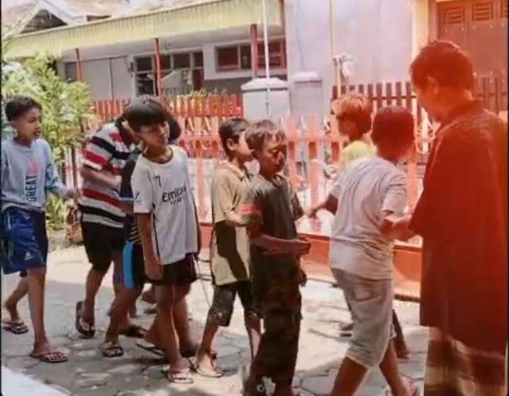 Anak-anak antre makanan, minuman, hingga uang pada tradisi Bibibi di Probolinggo. (Foto: Ikhsan Mahmudi/Ngopibareng.id)