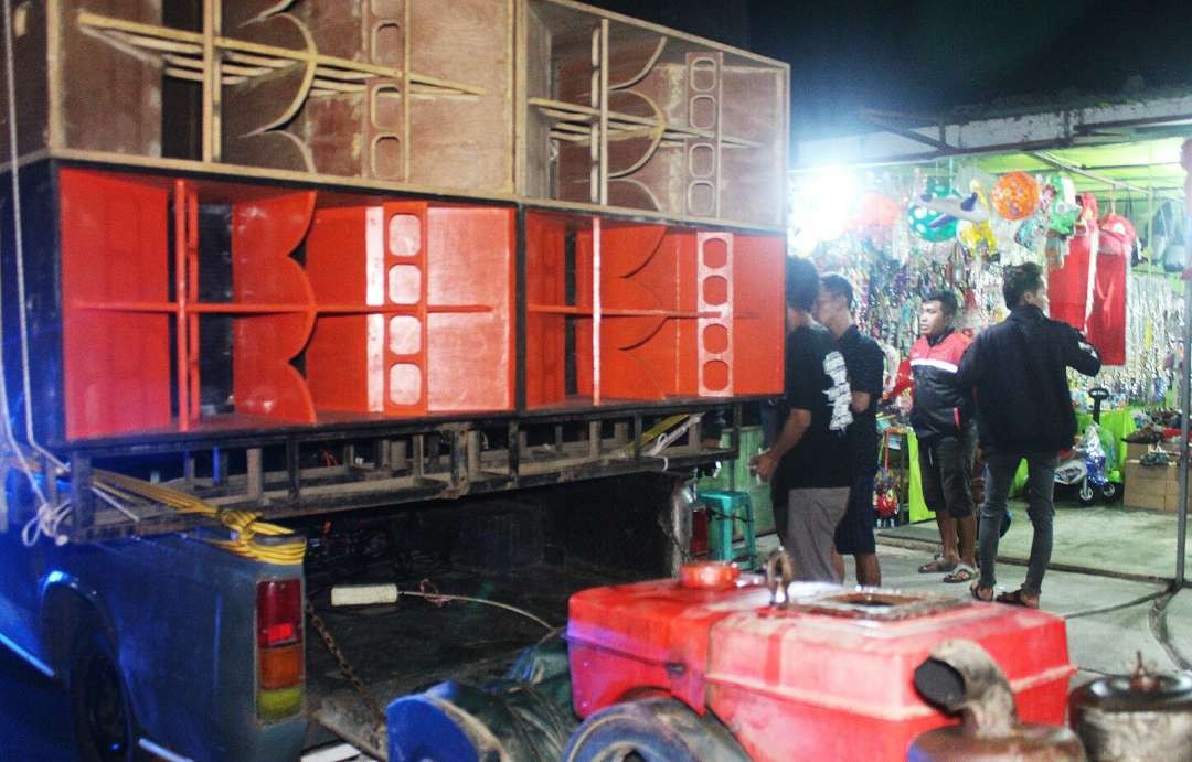 Mobil membawa sound system horeg dengan suara keras berlebihan untuk membangunkan waktu sahur diamankan Polres Bondowoso. (Foto: Guido Saphan/Ngopibareng.id)