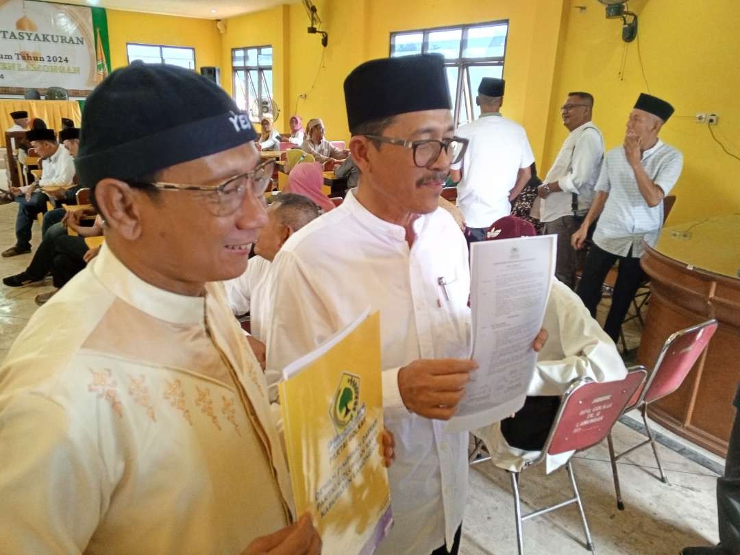 Ketua Dewan Pimpinan Daerah (DPD) Partai Golkar Kabupaten Lamongan, Kacung Purwanto menunjukkan surat keputusan hasil Rapimda yang mengusulkan Yurihnur Efendi sebagai calon bupati pada Pilkada 2024. (Foto: Imron Rosidi/Ngopibareng.id)