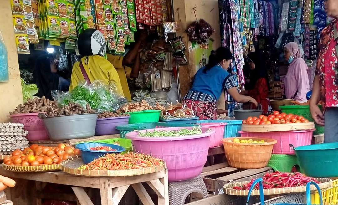 Harga sebagian besar bahan pokok menurun mendekati Lebaran 2024, namun tomat justru melejit mengungguli cabai dan telur ayam (Foto: Guido/Ngopibareng.id)