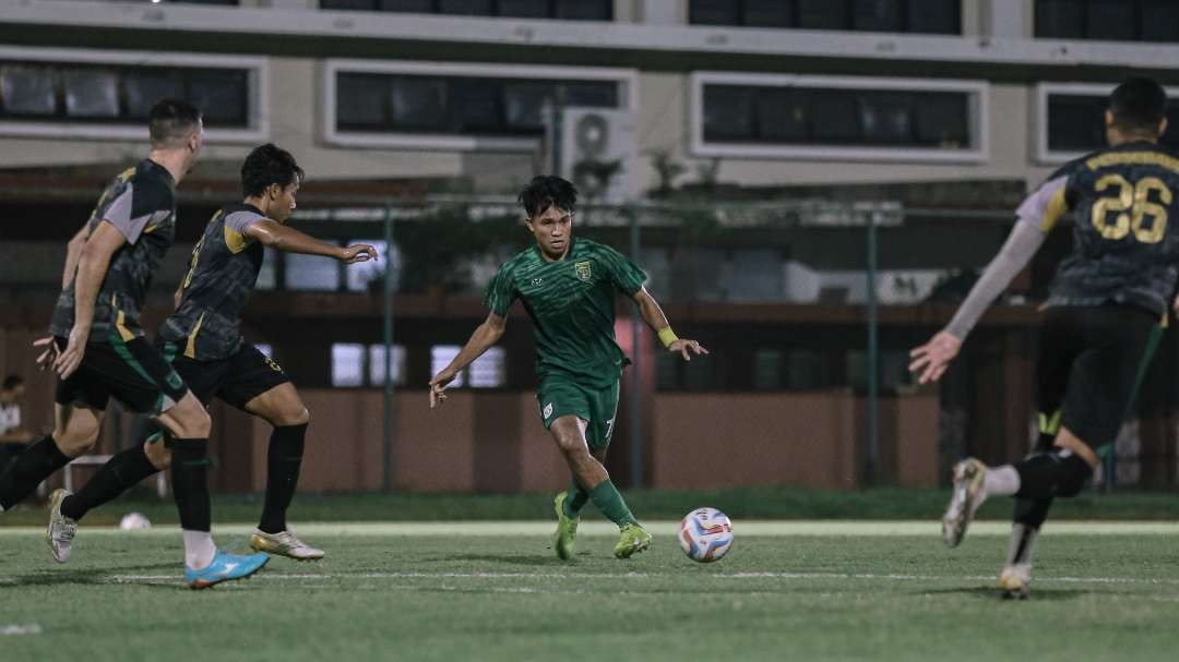 Pemain Persebaya saat menjalani internal game. (Foto: Persebaya)