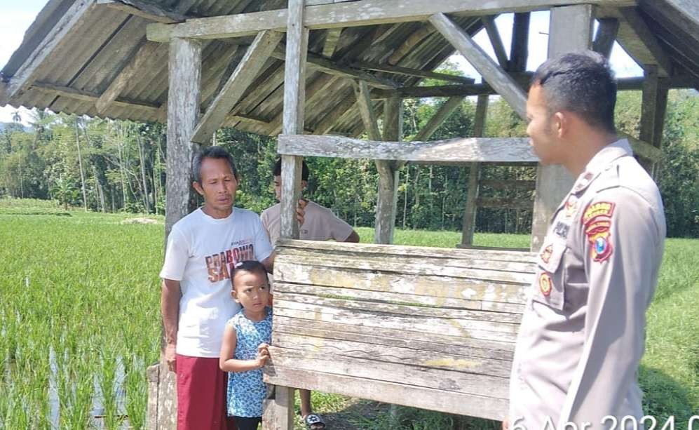 Polisi saat mengecek lokasi penemuan sapi yang disembelih orang tak dikenal (Foto: Dok Polsek Sempolan)