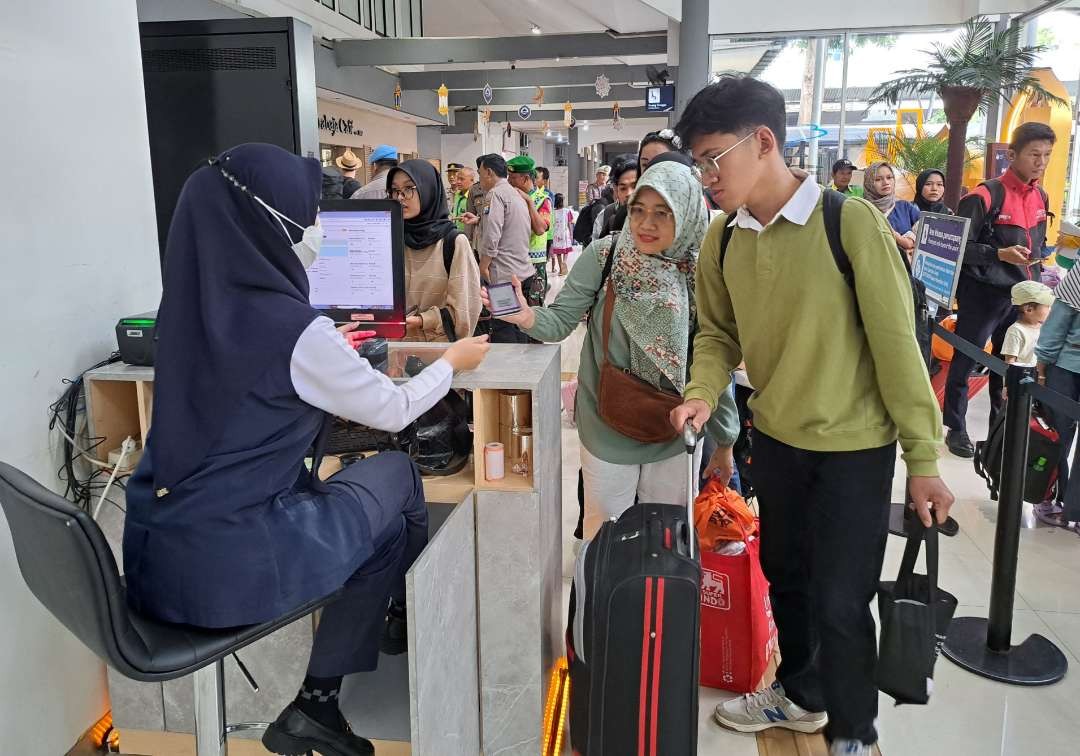 Suasana penumpang yang akan mudik dari Stasiun Gubeng Surabaya. (Foto: Pita Sari/Ngopibareng.id)