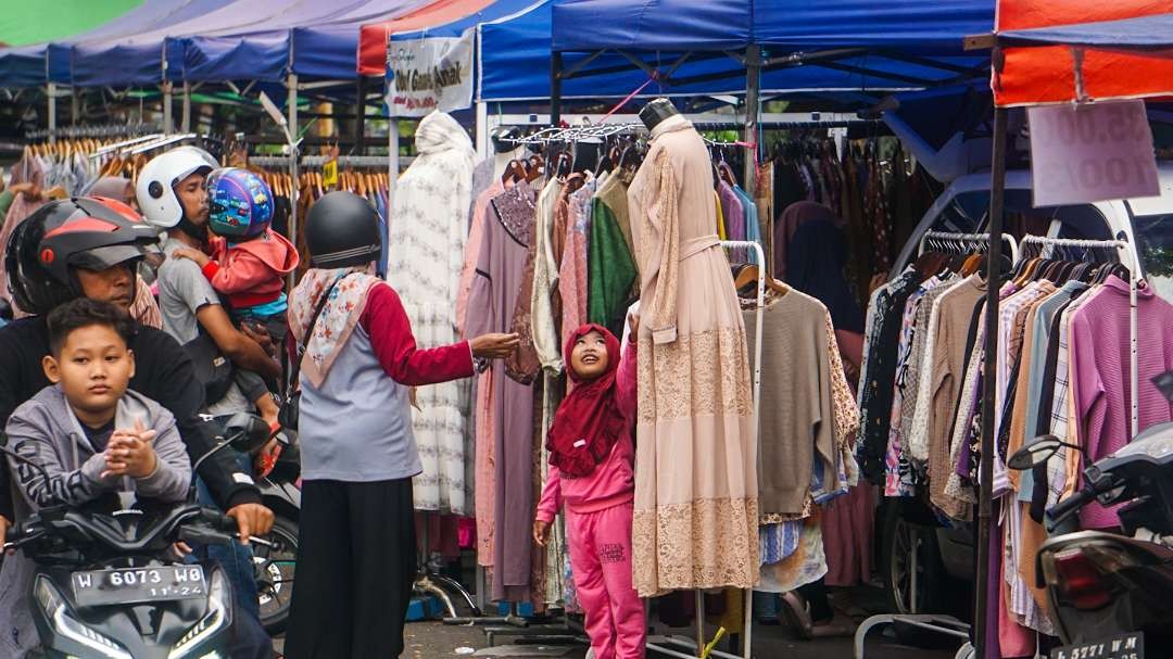 Warga Sidoarjo ngabuburit berburu baju lebaran di eks tol jabon. (Foto: Aini/Ngopibareng.id)