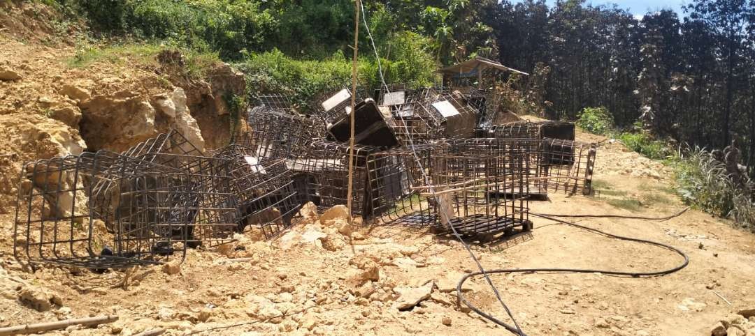 Material bekas terbakar di lokasi kejadian kebakaran penimbunan minyak Ilegal. (Foto: Ahmad Sampurno/Ngopibareng.id)