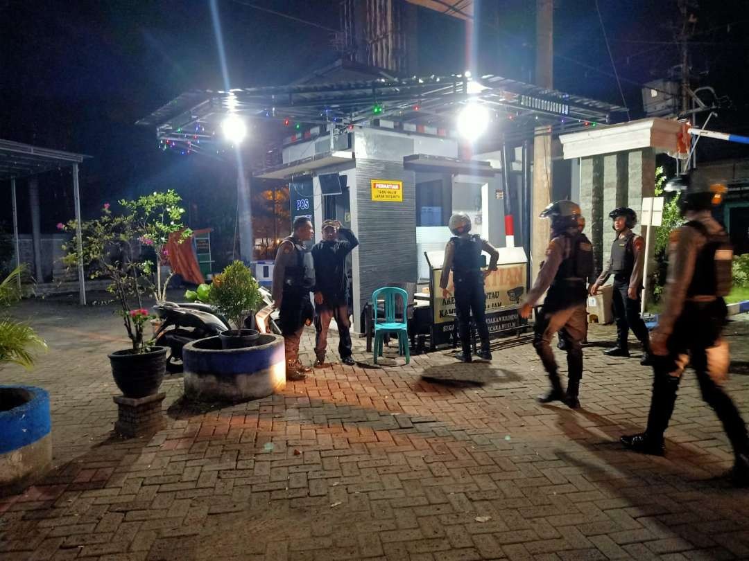 Satuan Samapta Polres Lamongan patroli kawasan perumahan antisipasi kejahatan menyasar rumah kosong. (Foto: Istimewa)