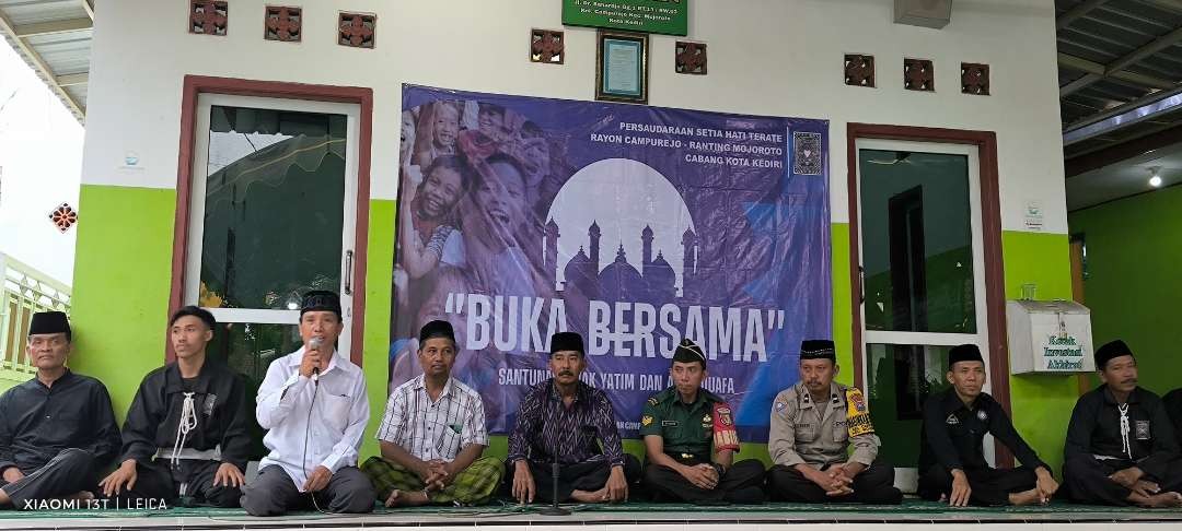 Persaudaraan Setia Hati Terate (PSHT) Rayon Campur Rejo Ranting Mojoroto cabang Kota Kediri gelar buka bersama dan santuni anak yatim. (Foto: Fendi Lesmana/Ngopibareng.id)