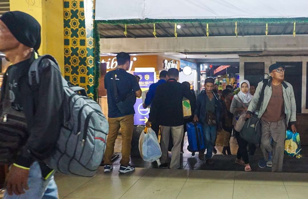 Pemudik mulai padati terminal Purabaya Bungurasih. (Foto: Aini Arifin/Ngopibareng.id)