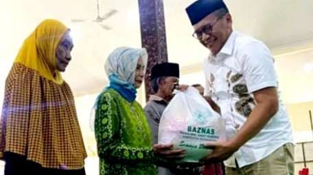 Santunan bagi anak yatim dan dhuafa dari Baznas Bondowoso dalam menyambut Lebaran 2024, diserahkan Pj Bupati Bambang Soekwanto. (Foto: Guido Saphan/Ngopibareng.id)