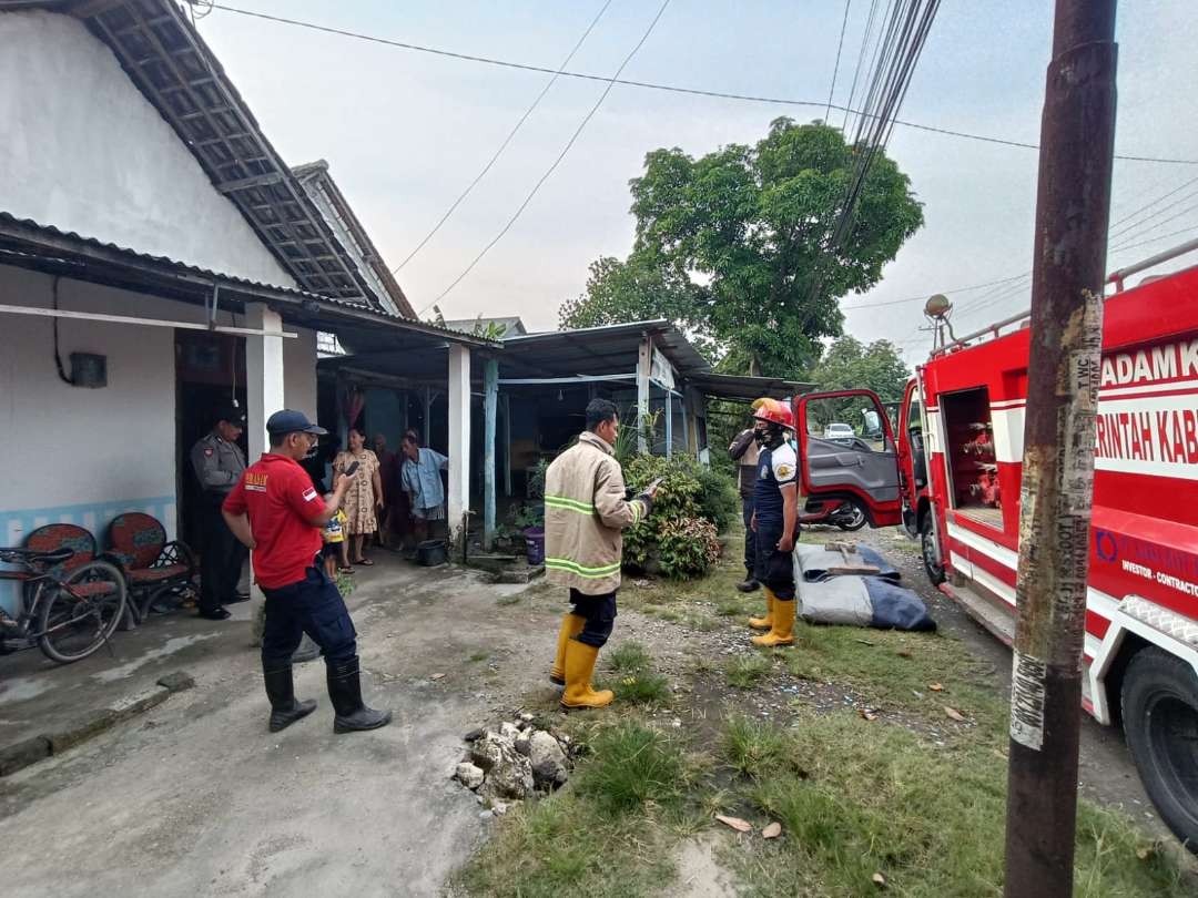 Warga bersama TNI/Polri dan Damkar memadamkan api. (Foto: Istimewa) 