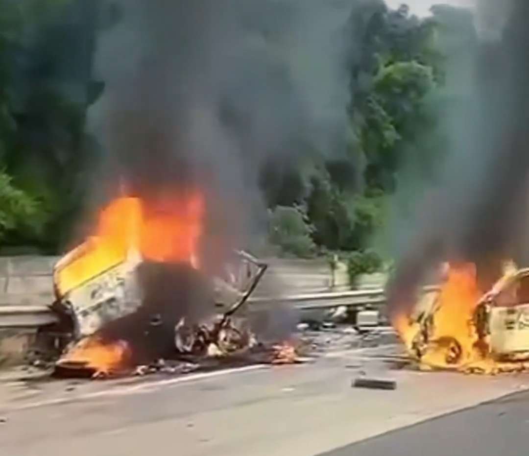 Kecelakaan maut di KM 58 Tol Cikampek, Senin 8 April 2024. (Foto: Tangkapan layar video)