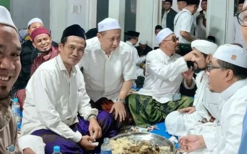 KH Ahmad Bahauddin Nursalim (Gus Baha) bersama para Habaib. (Foto:dok/ngopibareng.id)