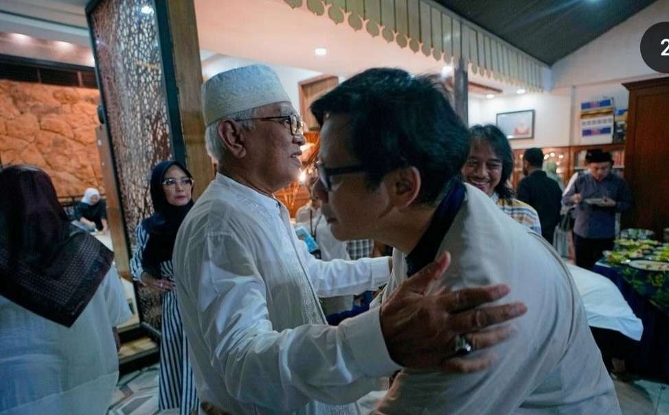 KH Ahmad Mustofa Bisri, Pengasuh Pesantren Raudlatut Thalibiin, Leteh, Rembang, bersamabersams Arman Maulana, penyanyi Band Gigi. (Foto:dok/ngopibareng.id)