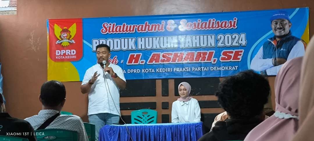 Ketua DPC Partai Demokrat, Ashari, perkenalkan bakal calon Walkota Kediri kepada para kader Partai Demokrat Kota Kediri. (Foto: Fendhy Lesmana/Ngopibareng.id)